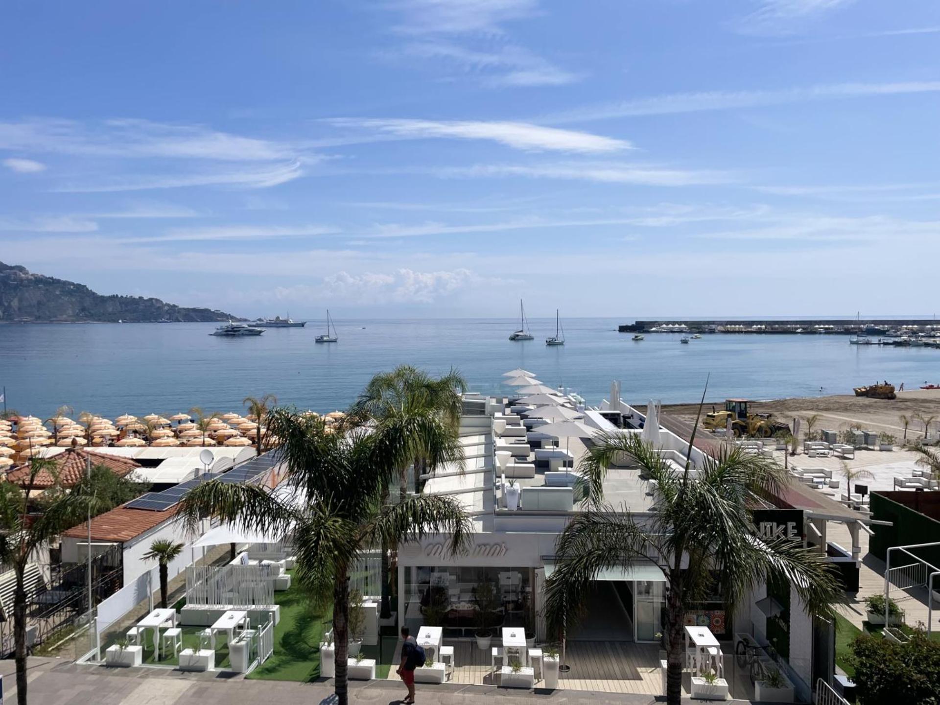 La Finestra Sul Mare Modern Apartment جيارديني ناكسوس الغرفة الصورة